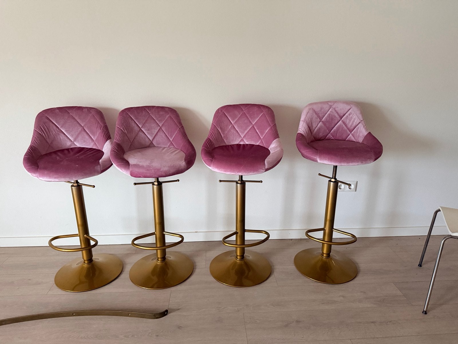 Set van 4 roze fluwelen barkrukken met gouden onderstel, Huis en Inrichting, Ophalen, Gebruikt, In hoogte verstelbaar, 90 cm of meer