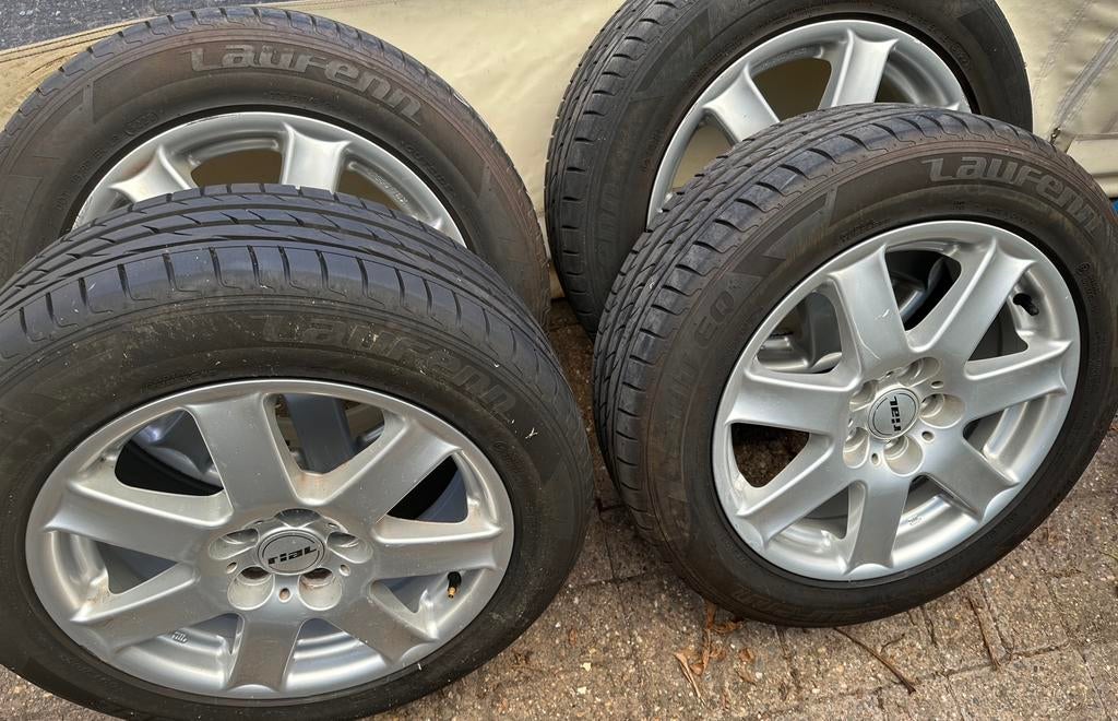 Velgen met zomerbanden (toyota avensis) € 200, Auto-onderdelen, Banden en Velgen, Ophalen of Verzenden, Zomerbanden, Velg(en)