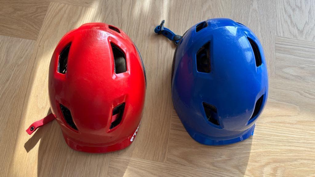 2 B'Twin Fietshelmen voor Kinderen - Rood en Blauw, Ophalen, Gebruikt, Overige maten, Jongen of Meisje