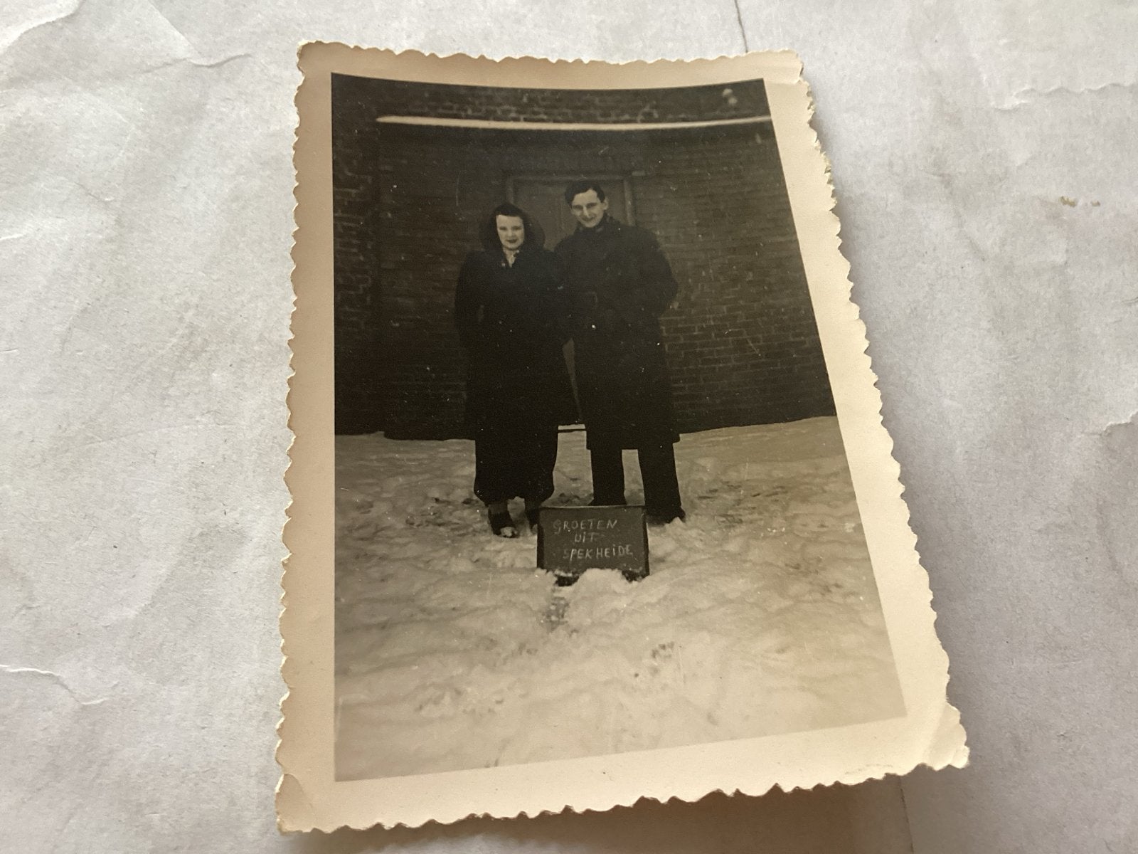Groeten uit Spekheide, stel in de sneeuw  6x9 cm, Gebruikt, Foto, Ophalen of Verzenden, Voor 1940