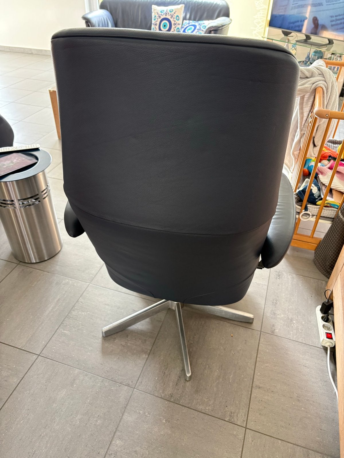 Donkerblauwe leren fauteuil met draaivoet, Ophalen, Gebruikt, 50 tot 75 cm, Leer
