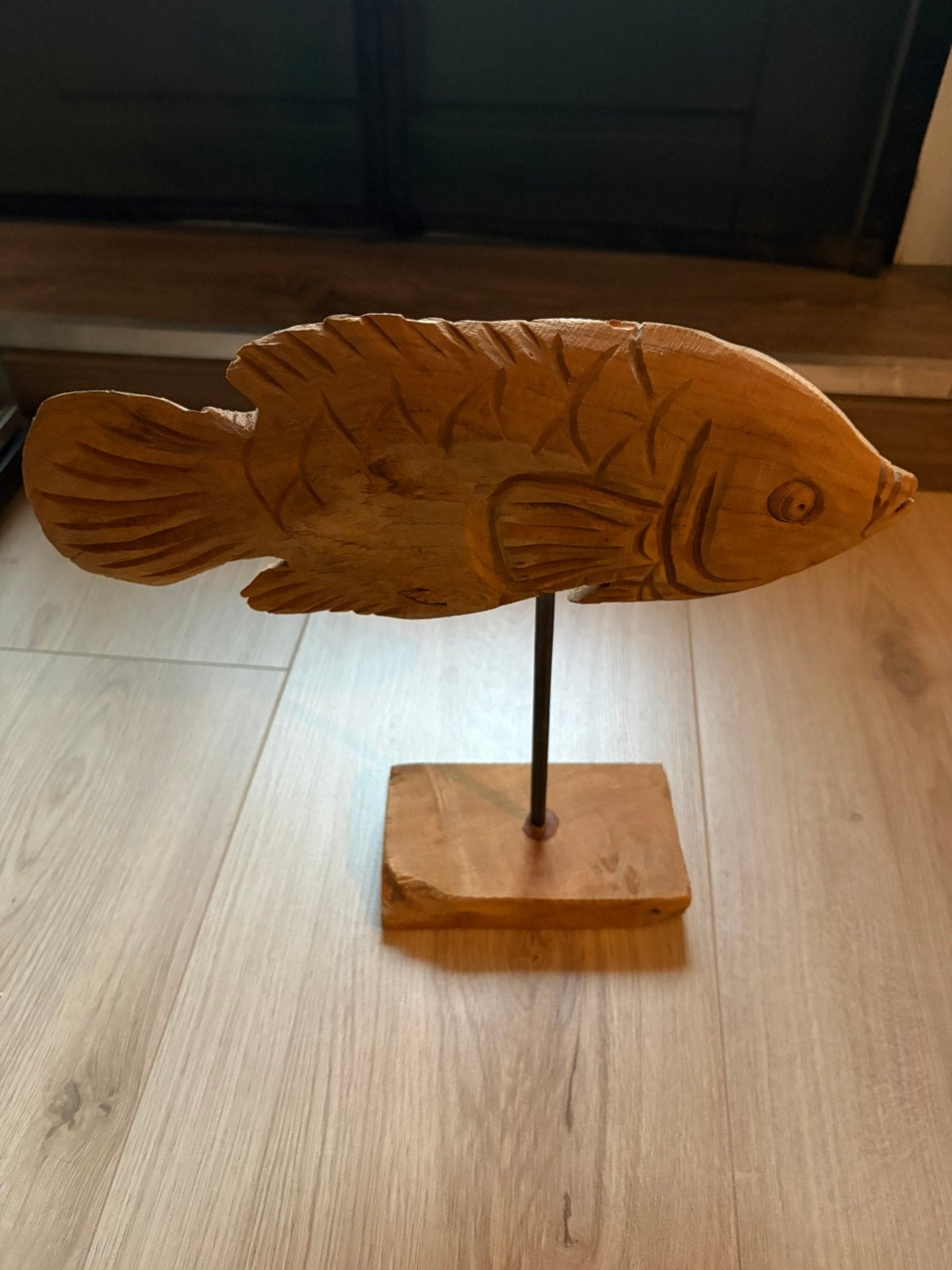Houten vis op standaard - Handgesneden decoratie, Antiek en Kunst, Ophalen, Handgemaakt, 20 - 50 cm, Zeeleven