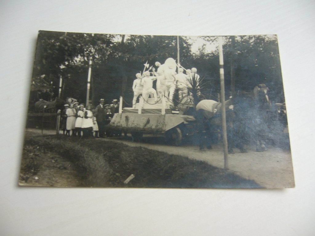 ONBEKENDE FOTO KAART  =  PRAALWAGEN MET VEEL MENSEN, Verzamelen, Ophalen of Verzenden, Voor 1920, Ongelopen