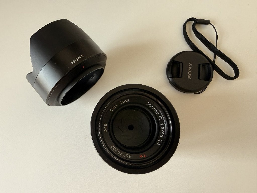 Sony Zeiss Sonnar T* FE 55mm f1.8 ZA + zonnekap & filter, Ophalen, Sony E-mount, Handmatige focus, Sony