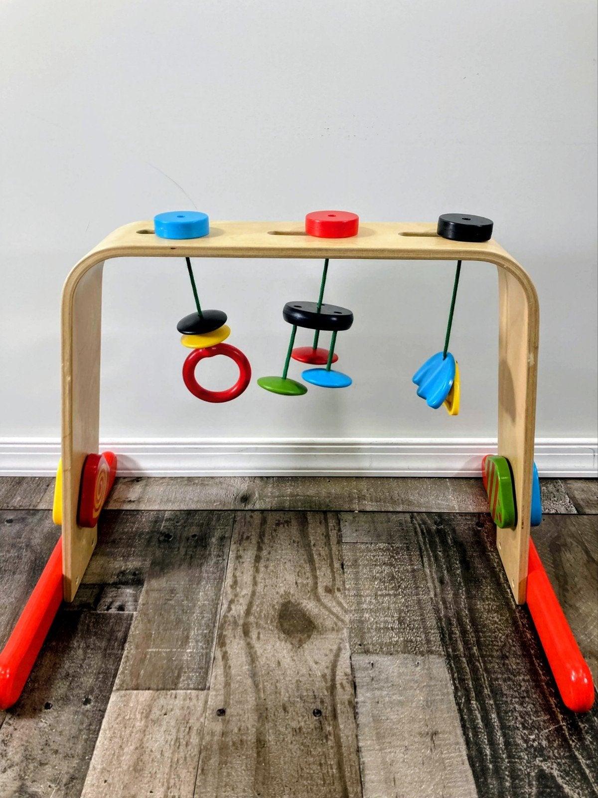 Houten Babygym met Kleurrijke Hangers - IKEA, Kinderen en Baby's, Speelgoed | Babyspeelgoed, Ophalen, Zo goed als nieuw, Babygym