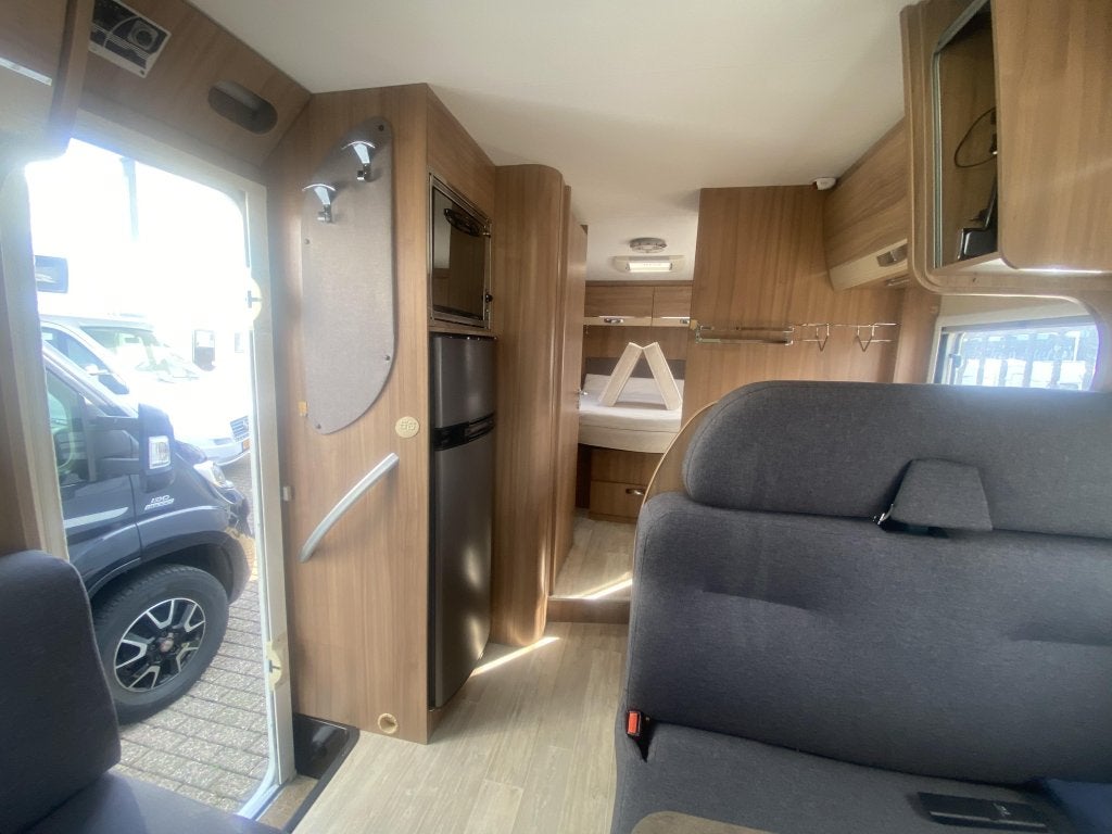 Foto 19 van Pilote 730 avant-garde met queensbed