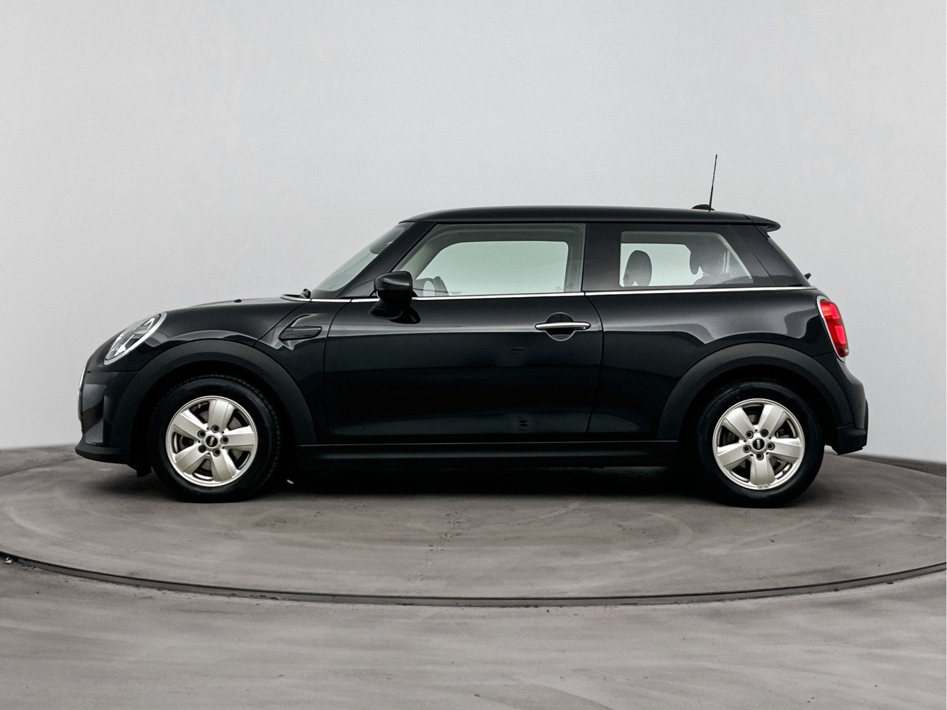 MINI Hatchback Cooper Essential Automaat / LED / Multifuncti, Auto's, Mini, Gebruikt, Met garantie (alle), 4 stoelen, Origineel Nederlands