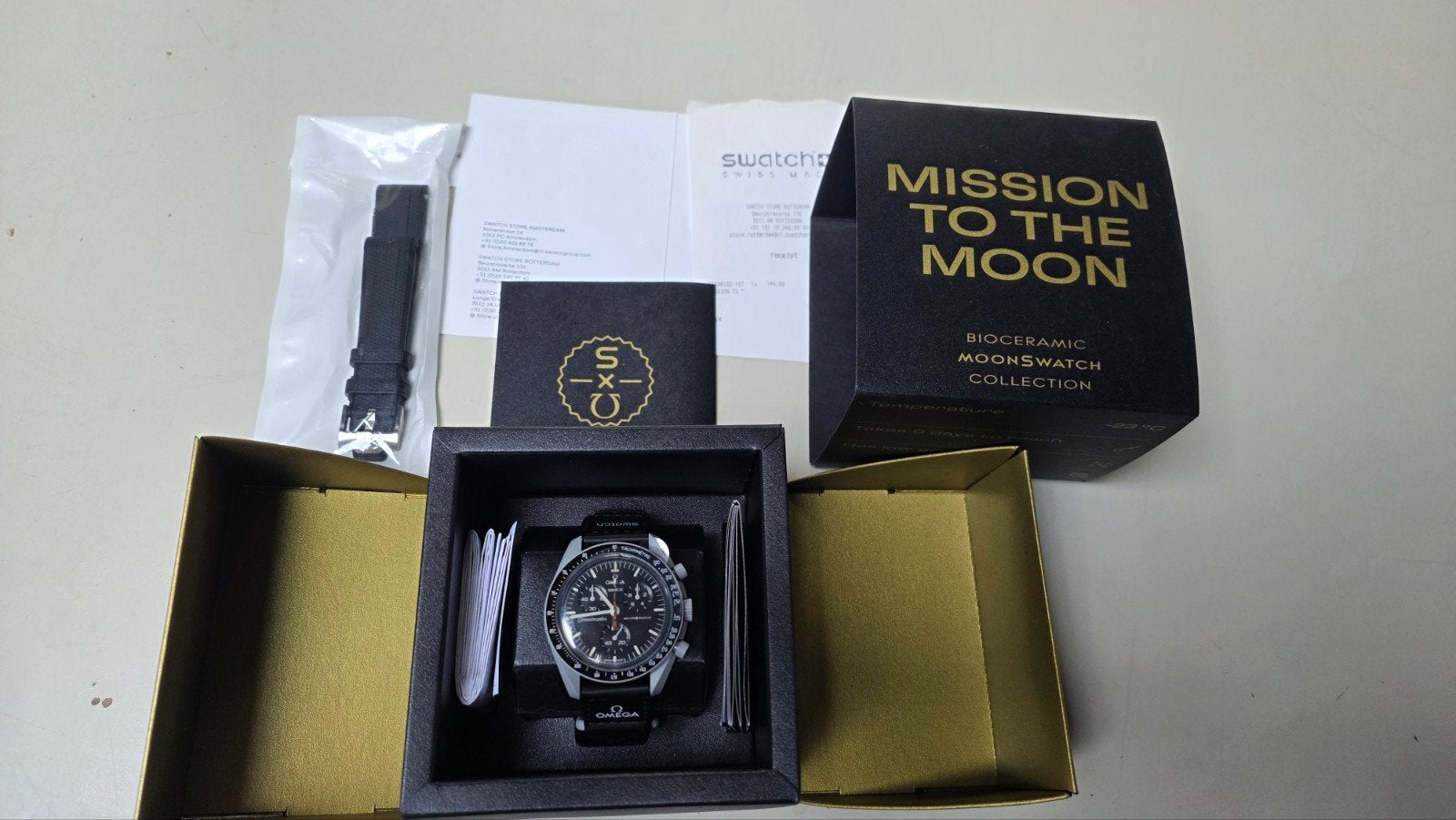 Moonswatch Mission to the Moon - Strawberry Edition, Kunststof, Swatch, Nieuw, Kunststof