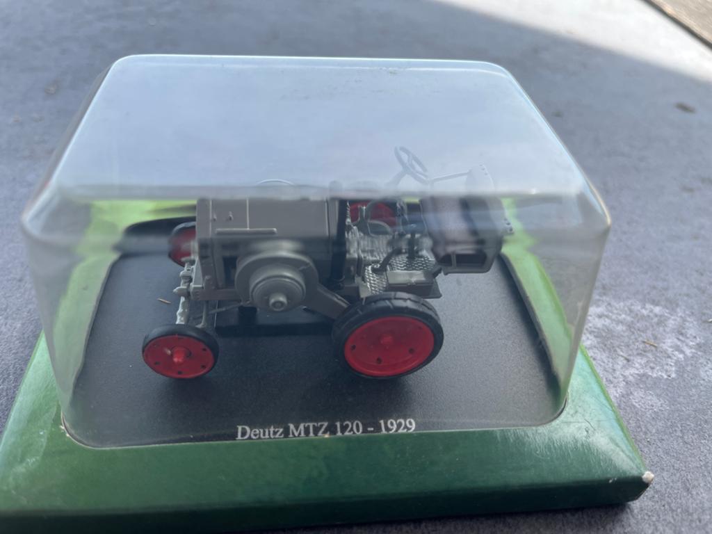 Deutz MTZ 120 - 1929 schaalmodel 1:43, Ophalen of Verzenden, Zo goed als nieuw, Tractor of Landbouw, Overige merken