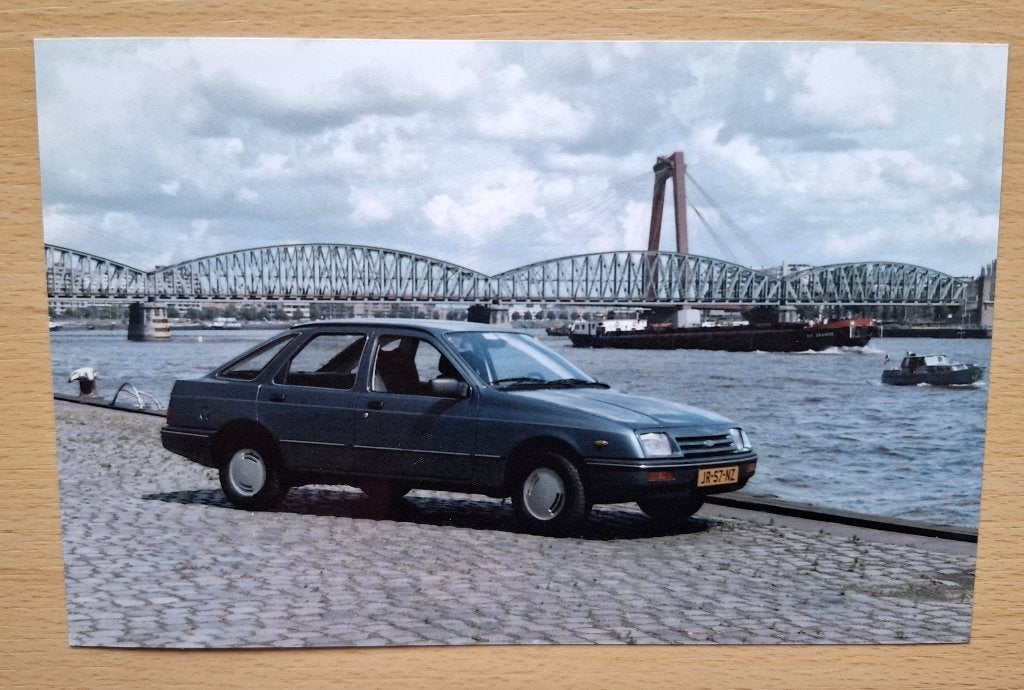foto Ford Sierra met Willemsbruggen Rotterdam - 1985, Verzamelen, Foto's en Prenten, Verzenden, 1980 tot heden, Foto, Nieuw