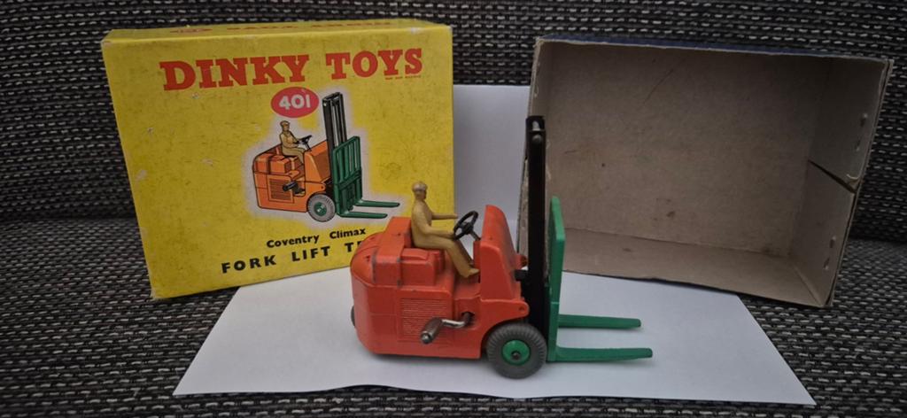 Dinky toys heftruck nr 401 in mooie staat met originele doos, Ophalen of Verzenden, Zo goed als nieuw
