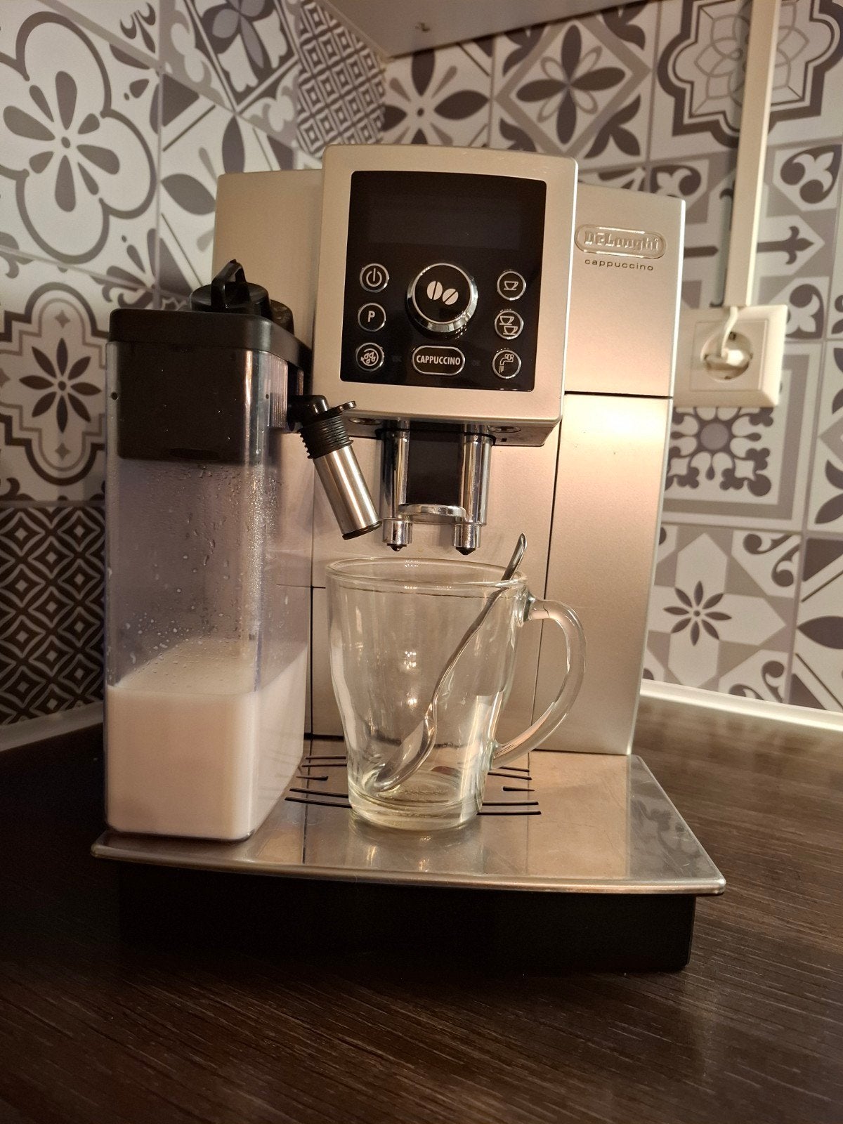 DeLonghi ECAM23460SB Volautomatische Cappuccino Machine, Afneembaar waterreservoir, Koffiemachine, Zo goed als nieuw, Koffiebonen