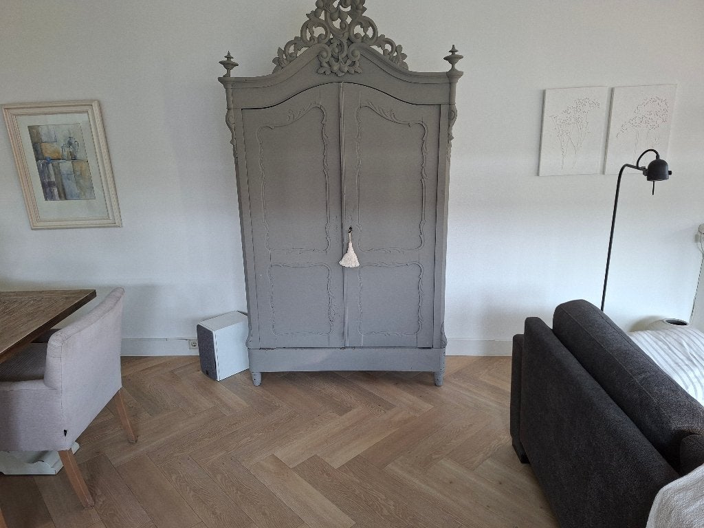 Oude kast met kuif, Ophalen