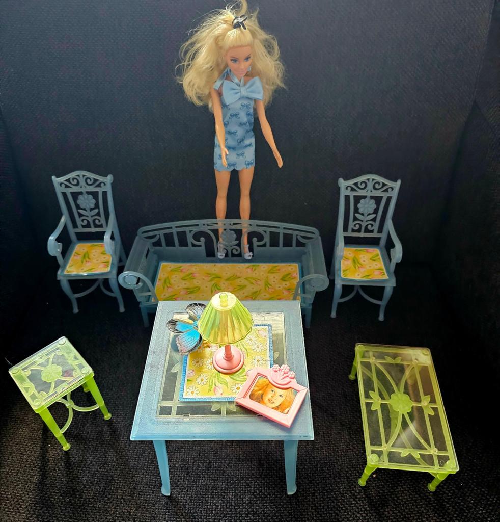 Barbie met meubels: bank, stoelen, tafel en accessoires, Ophalen of Verzenden, Gebruikt, Barbie