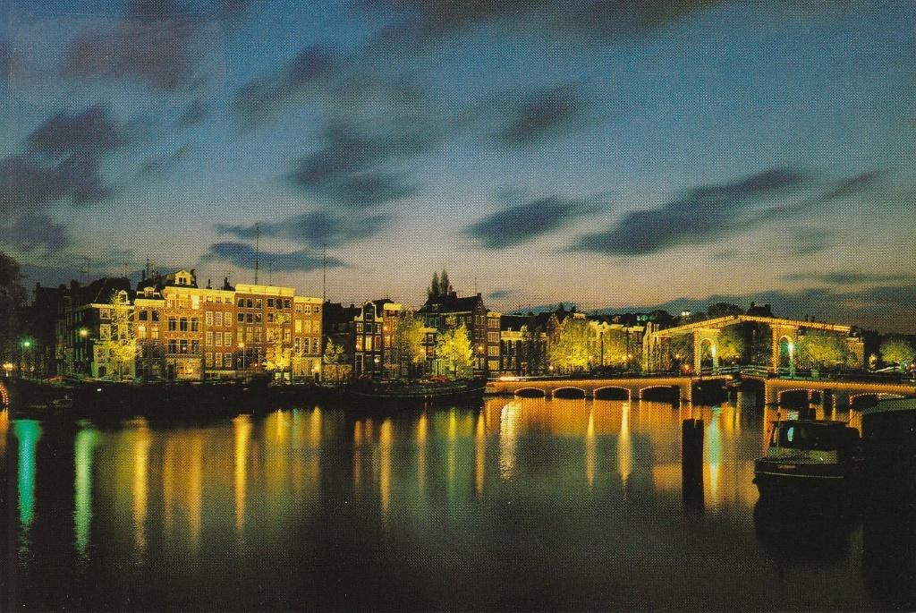 Ansichtkaart Amsterdam Magere brug over de Amstel  (nacht), Ophalen of Verzenden, Ongelopen, Noord-Holland