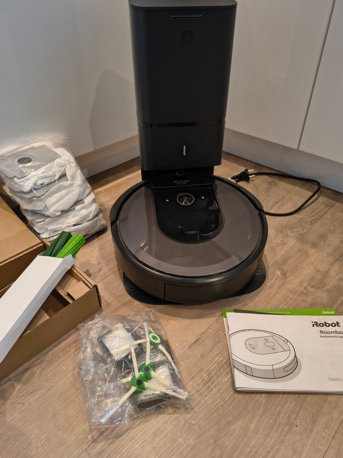 Roomba i7+ met zelflegend basisstation en accessoires, Stofzak, IRobot, Ophalen of Verzenden, Zo goed als nieuw