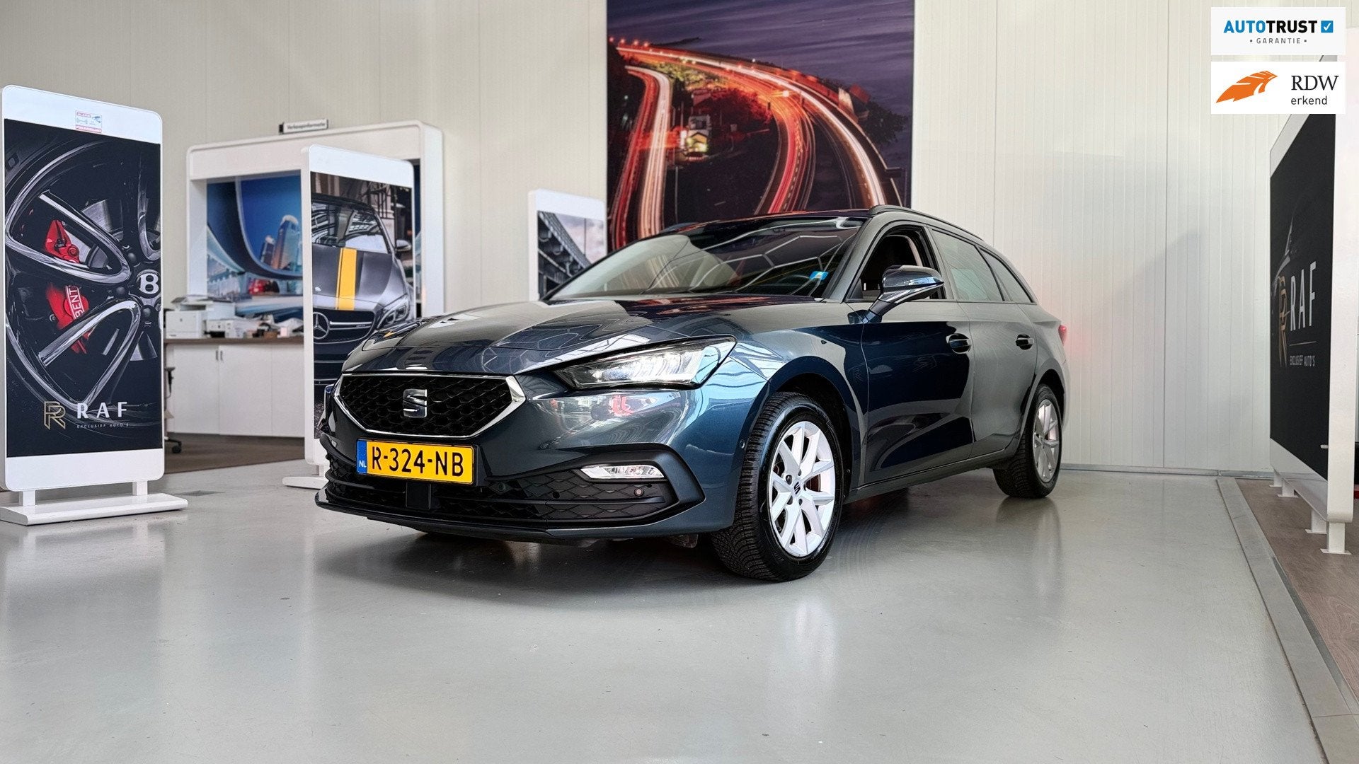 Seat Leon Sportstourer 1.0 TSI Style Business Intense, Trekh, Auto's, Stof, Gebruikt, Euro 6, Verwarmde buitenspiegels