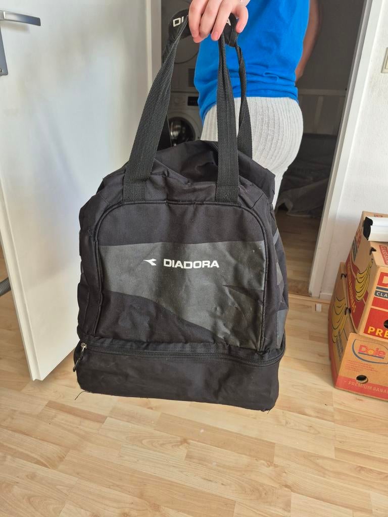 Diadora sporttas / voetbaltas - Zwart, Sieraden, Tassen en Uiterlijk, Tassen | Sporttassen, Ophalen, Gebruikt, Unisex volwassen