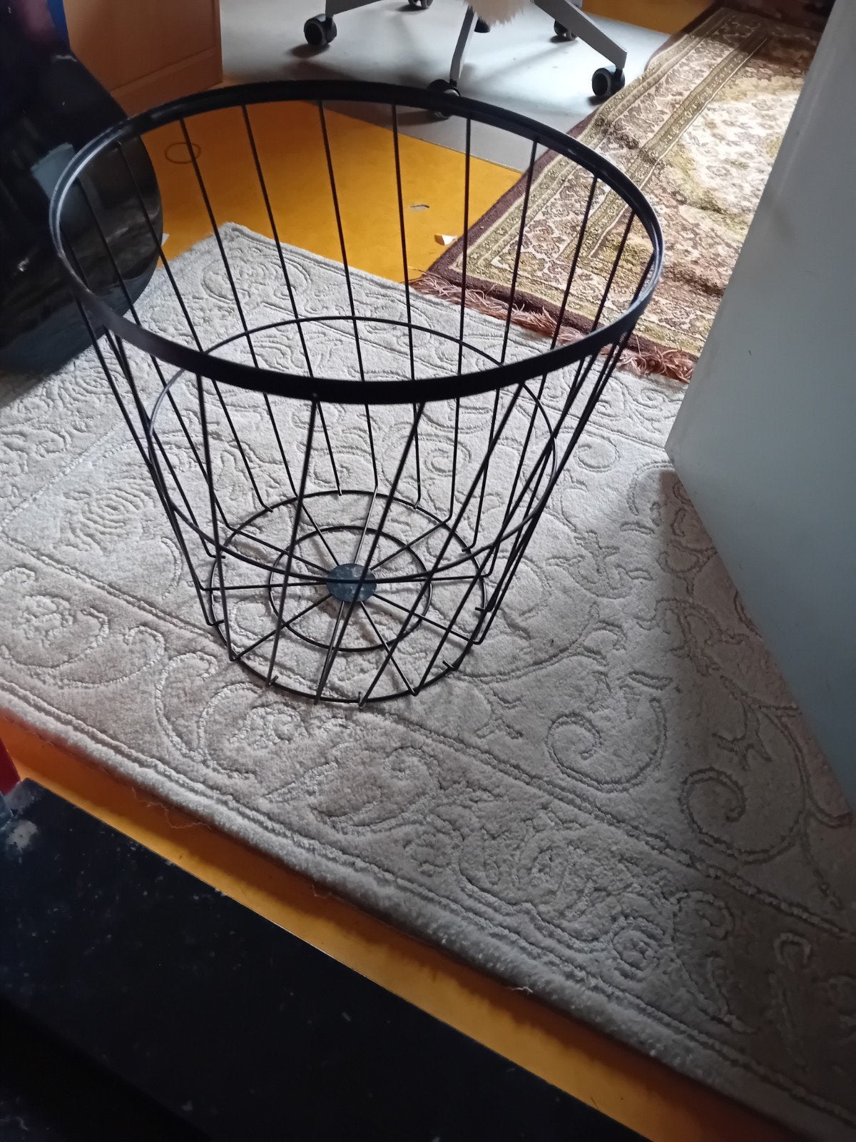 Zwarte metalen draadmand - stijlvol en veelzijdig, Huis en Inrichting, Woonaccessoires | Schalen en Manden, Ophalen of Verzenden
