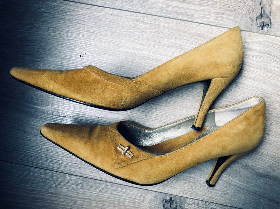 CHARLES JOURDAN mosterdgele pumps suède - Maat 38.5, Kleding | Dames, Pumps, Geel, Ophalen of Verzenden, Gedragen