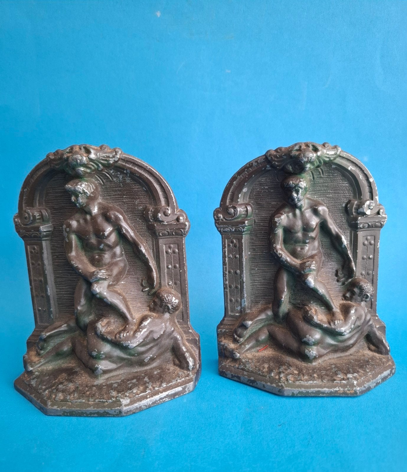 Antieke gietijzeren boekensteunen met mythologisch tafereel, Antiek en Kunst, Ophalen of Verzenden