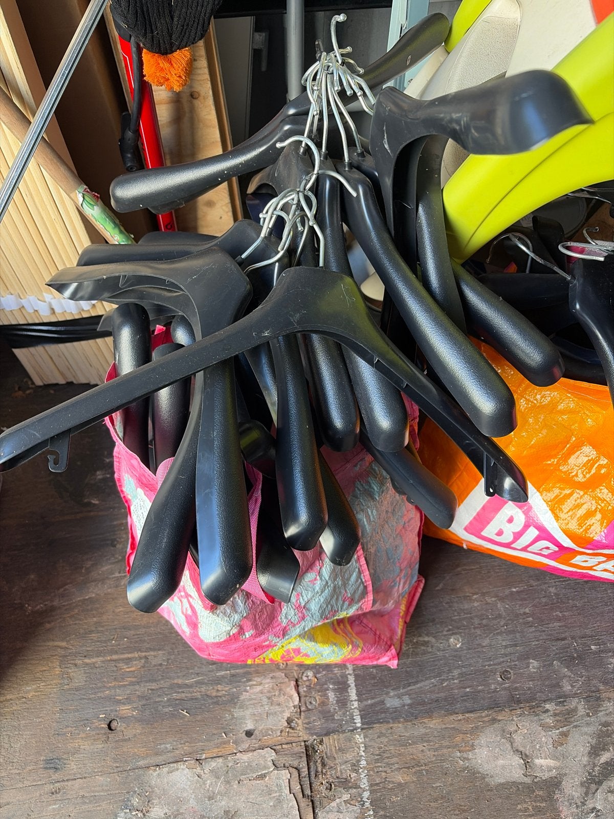 Grote partij brede kleerhangers (2 tassen vol), Kleding | Dames, Ophalen of Verzenden, Gebruikt, Kunststof, Volwassenen