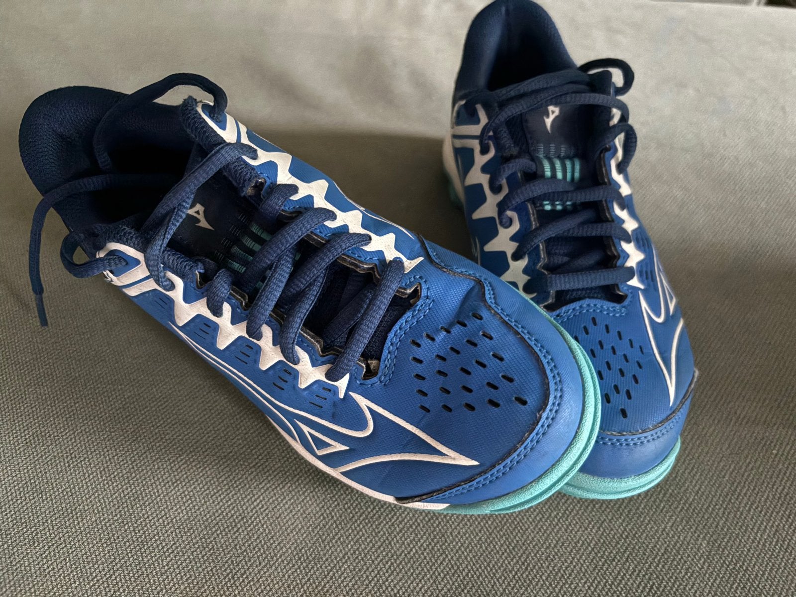 Mizuno Sportschoenen -Maat 33- kunstgras hockey korfbal, Sport en Fitness, Korfbal, Ophalen, Zo goed als nieuw