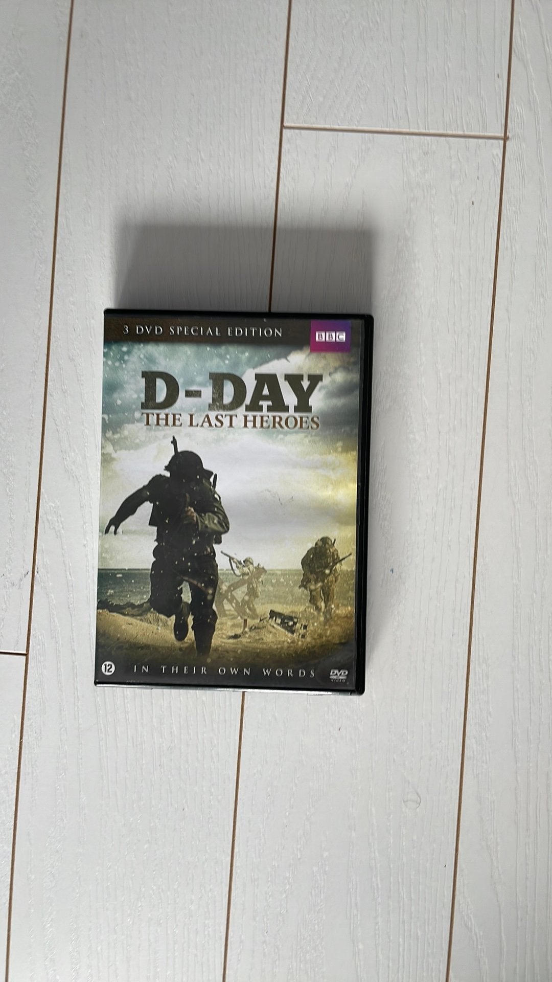 3 dvd’s D-DAY the last heroes, Vanaf 12 jaar, Ophalen, Zo goed als nieuw, Oorlog of Misdaad
