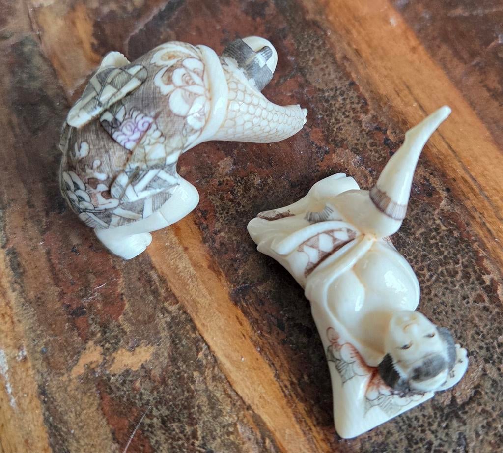 Gesigneerde Okimono Netsuke - 2 losse delen, Ophalen of Verzenden