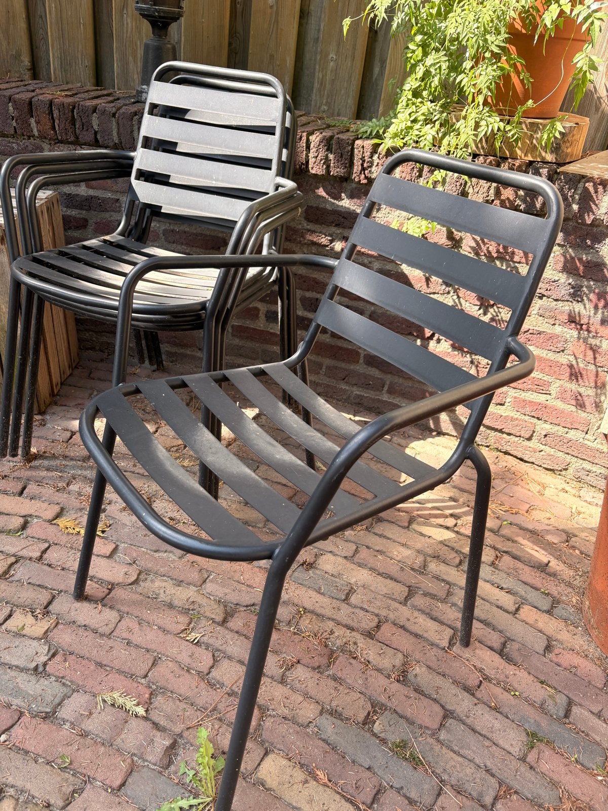 4 zwarte metalen stapelstoelen, Ophalen, Gebruikt, Metaal, Stapelbaar