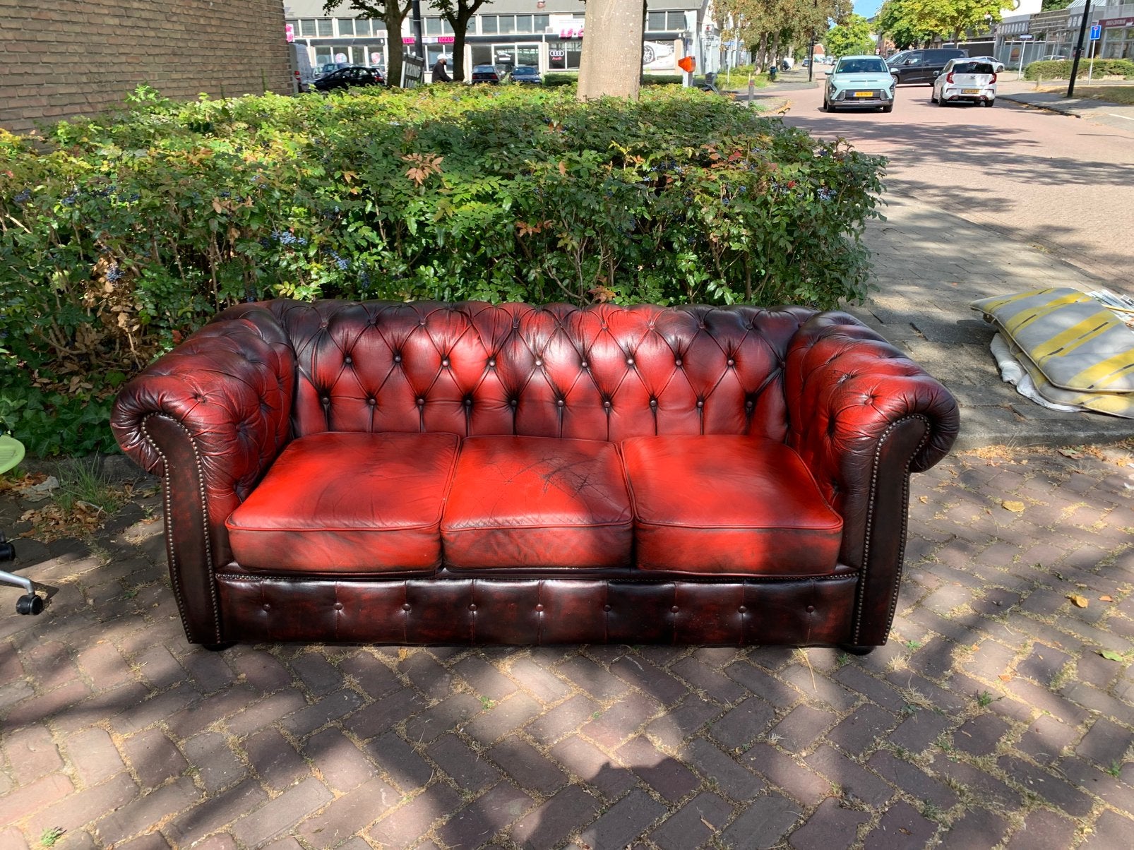 Bank oxblood rood Rochester Chesterfield drie zots bank., Verzenden, Gebruikt, 75 tot 100 cm
