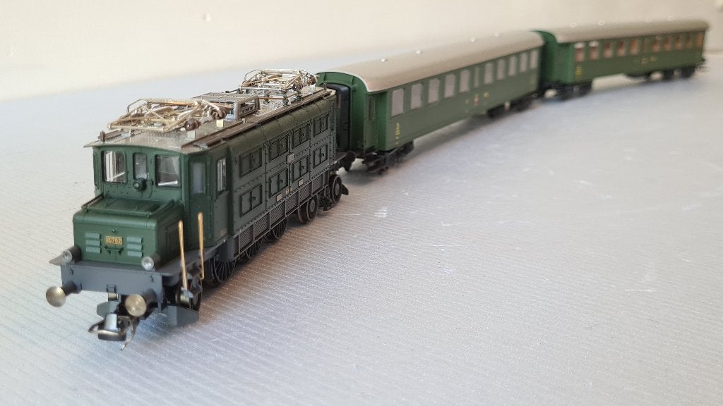 Fleischmann Ae 3/6  AC digi (1337) + 2x Roco 3e kl rijtuigen, Wisselstroom, Locomotief, Verzenden, Fleischmann