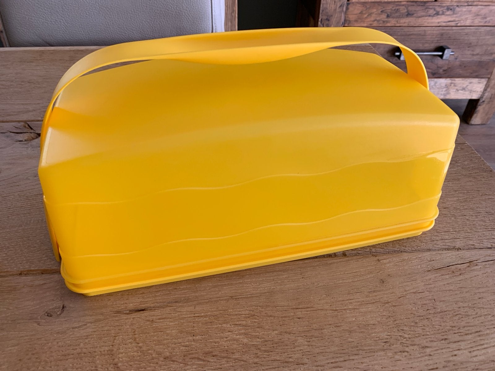 Tupperware cakedoos Geel met Handvat - Ideaal voor gebak, Huis en Inrichting, Tupperware, Bewaardoos, Geel, Zo goed als nieuw