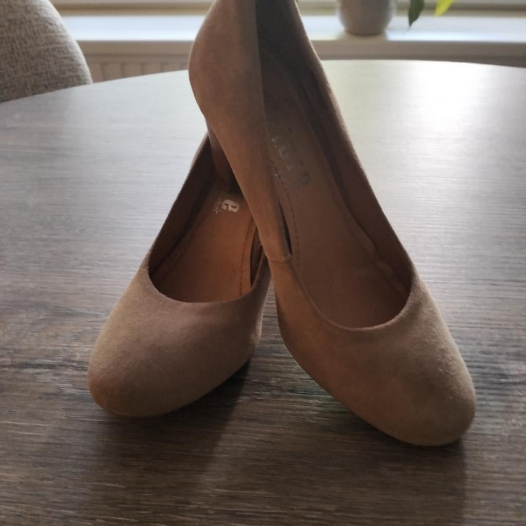P i u r.e beige pump maat 37 in nette staat, Kleding | Dames, Schoenen, Ophalen of Verzenden, Zo goed als nieuw, Beige