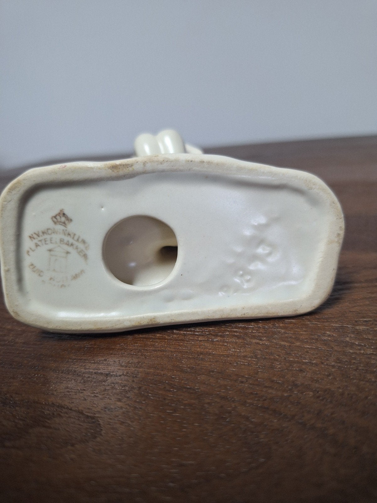 Puntgaaf PZH Gouda Plateel Beeldje – Meisje op Hek met Vogel, Ophalen of Verzenden, Zo goed als nieuw, Overige typen