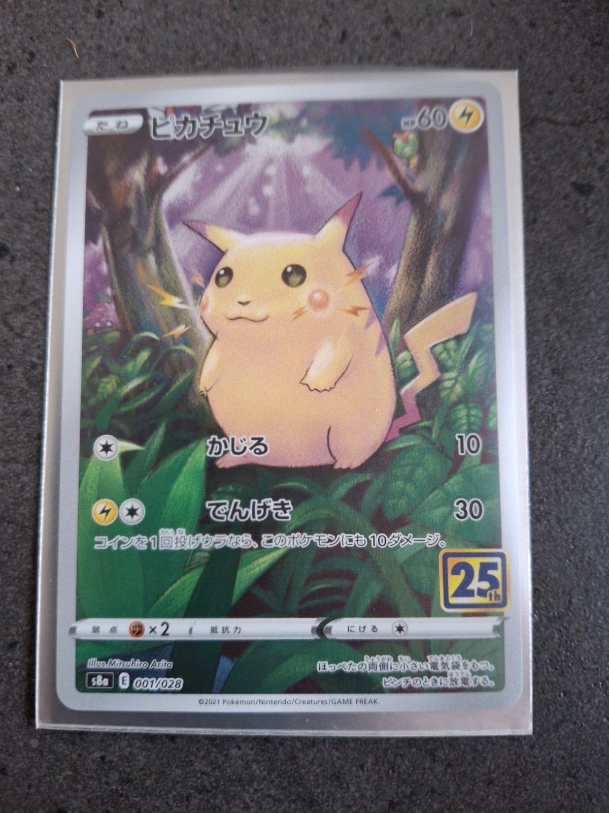 Pikachu 25th Anniversary Pokémon kaart + gratis hoesje, Ophalen of Verzenden, Zo goed als nieuw, Losse kaart