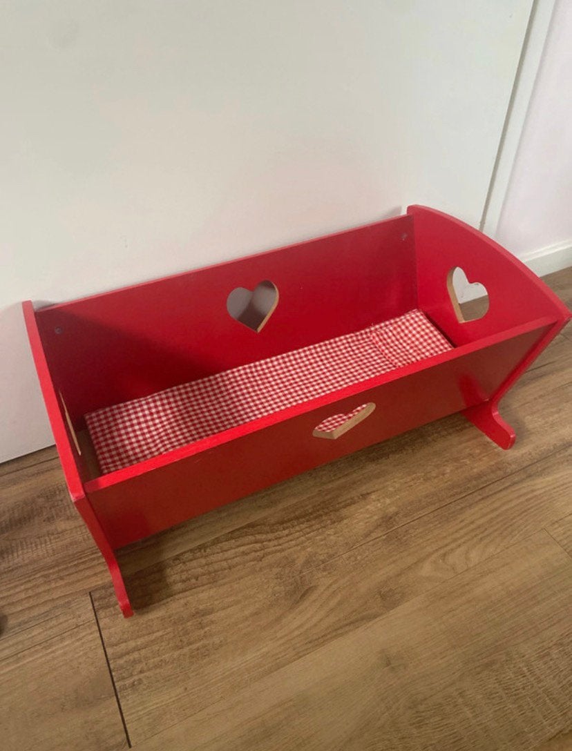 rood poppenbedje met babypop en spulletjes, Kinderen en Baby's, Speelgoed | Poppen, Ophalen, Zo goed als nieuw, Babypop