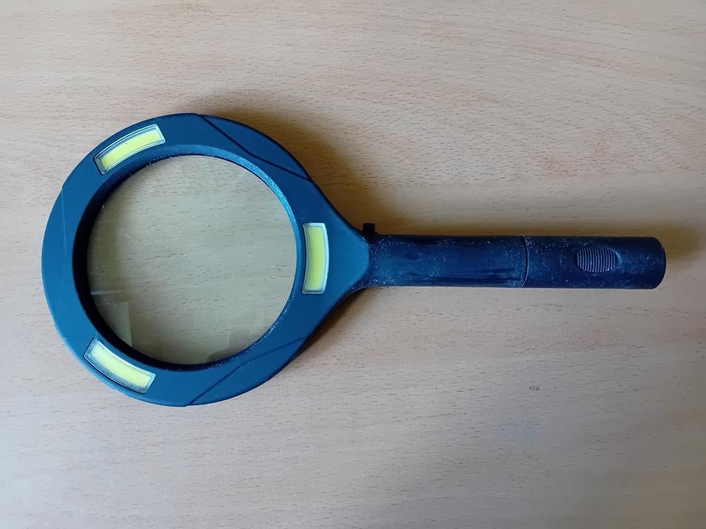 Vergrootglas met LED-verlichting, goede grip + 2 batterijen, Ophalen of Verzenden, Gebruikt, Vergrootglas of Loep