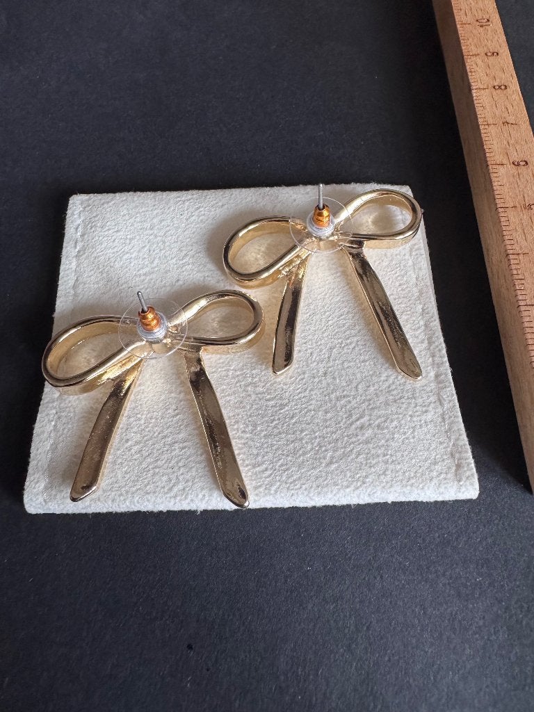 Goudkleurige Strik Oorbellen – Ca. 4 cm, Overige materialen, Nieuw, Ophalen of Verzenden, Knopjes of Stekers