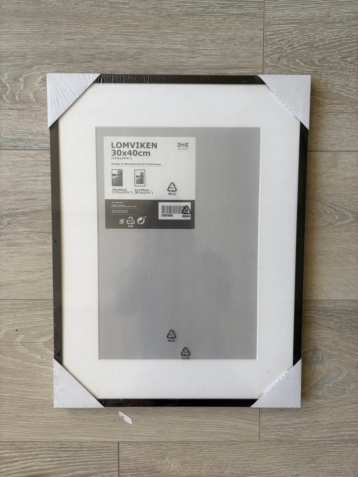 IKEA LOMVIKEN Fotolijst Zwart 30x40cm Nieuw, Kunststof, Nieuw, Ophalen of Verzenden, Fotolijst