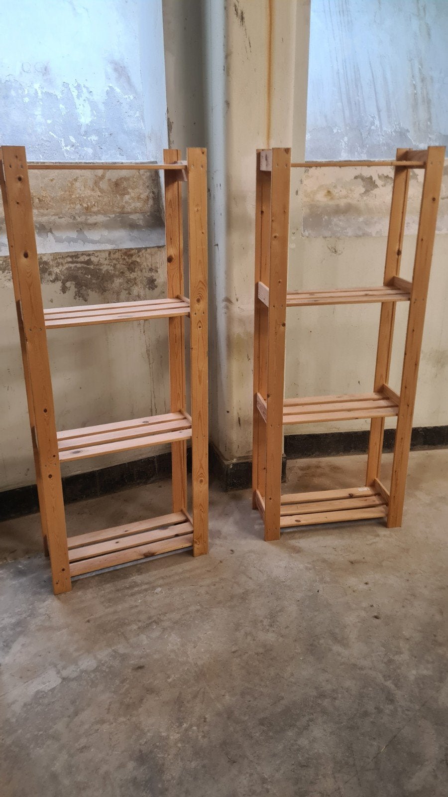 Twee  houten stellinkastjes ideaal in schuur/studentenkamer, Ophalen