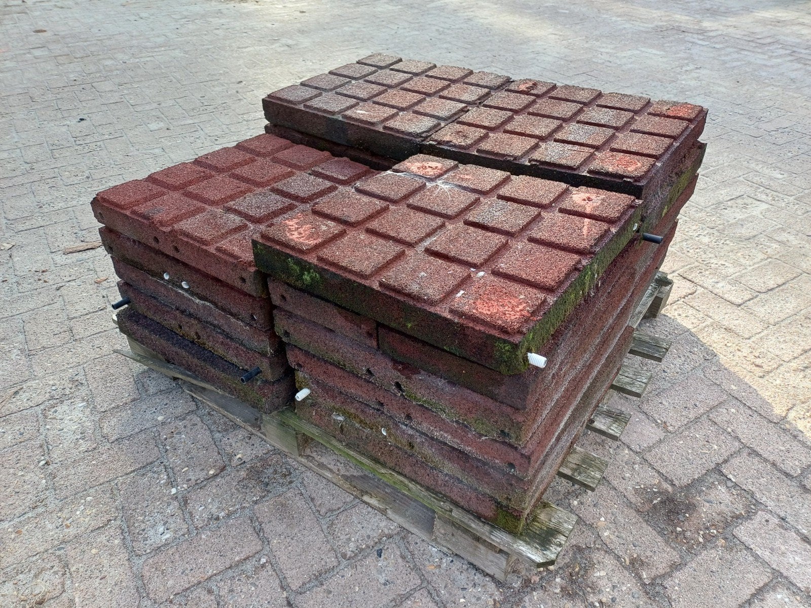 Gebruikte rubberen terrastegels - rood - 50x50 cm, Gebruikt, Rubber, Terrastegels, 5 tot 10 m²