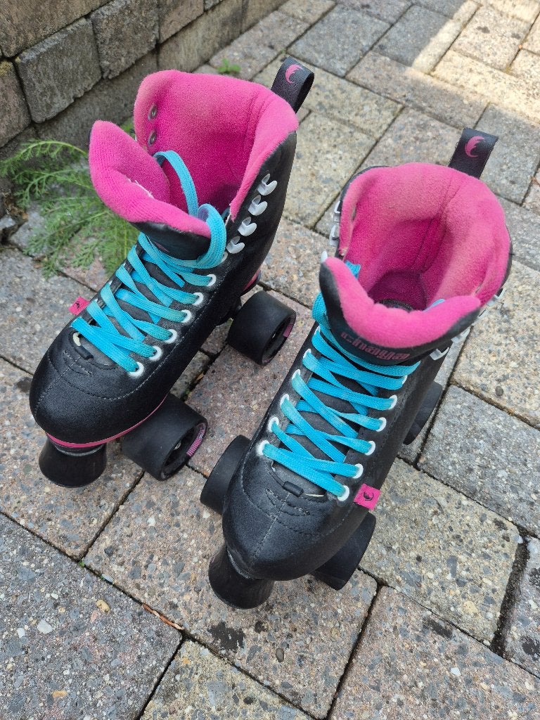 Rolschaatsen zwart en roze/blauwe accenten TE KOOP of RUILEN, Kinderen, Overige typen, Zo goed als nieuw, Ophalen