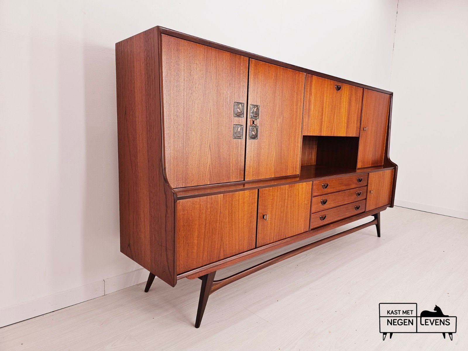 Foto 5 van Vintage dressoirs, retro platenkasten, 1960's Deens design
