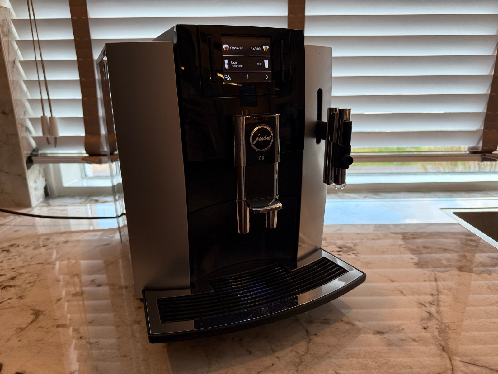 Jura E8 Koffiemachine - in zeer goede staat, Witgoed en Apparatuur, Afneembaar waterreservoir, 10 kopjes of meer, Koffiemachine