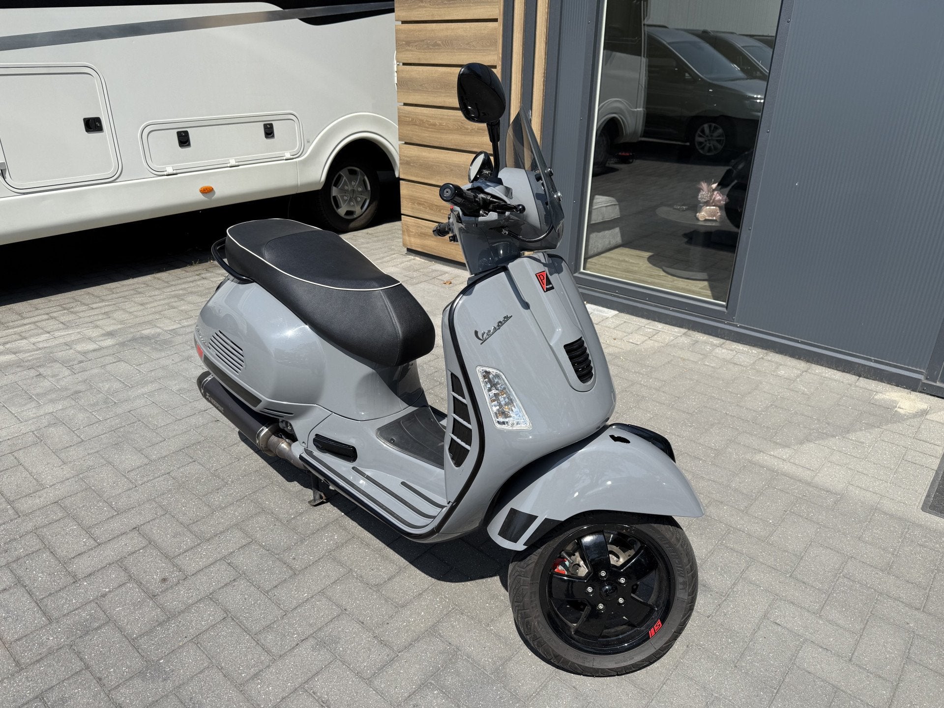 Vespa GTS 300 i.e. Super - Nardo grijs - Akrapovic, All Selection Cars, Bedrijf, Boschdijk 878
5627AB  EINDHOVEN, NL, Overig