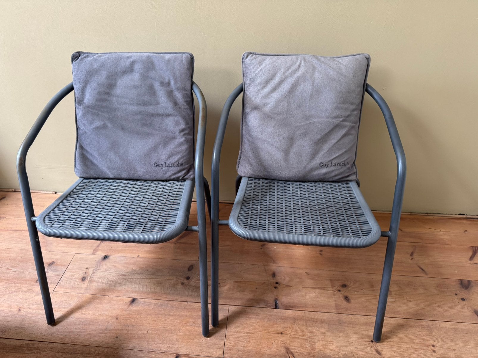 2x Tuinstoelen met zitkussen - Grijs twee stoelen balkon set, Ophalen, Gebruikt, Kunststof, Stapelbaar