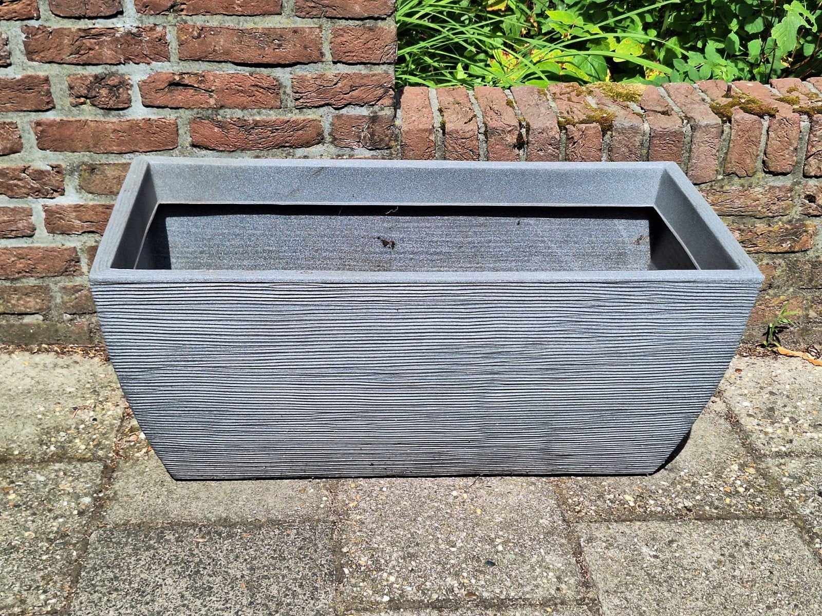 Grijze rechthoekige bloembak met houtnerfstructuur, Tuin en Terras, Bloembakken en Plantenbakken, Ophalen, Kunststof, Gebruikt