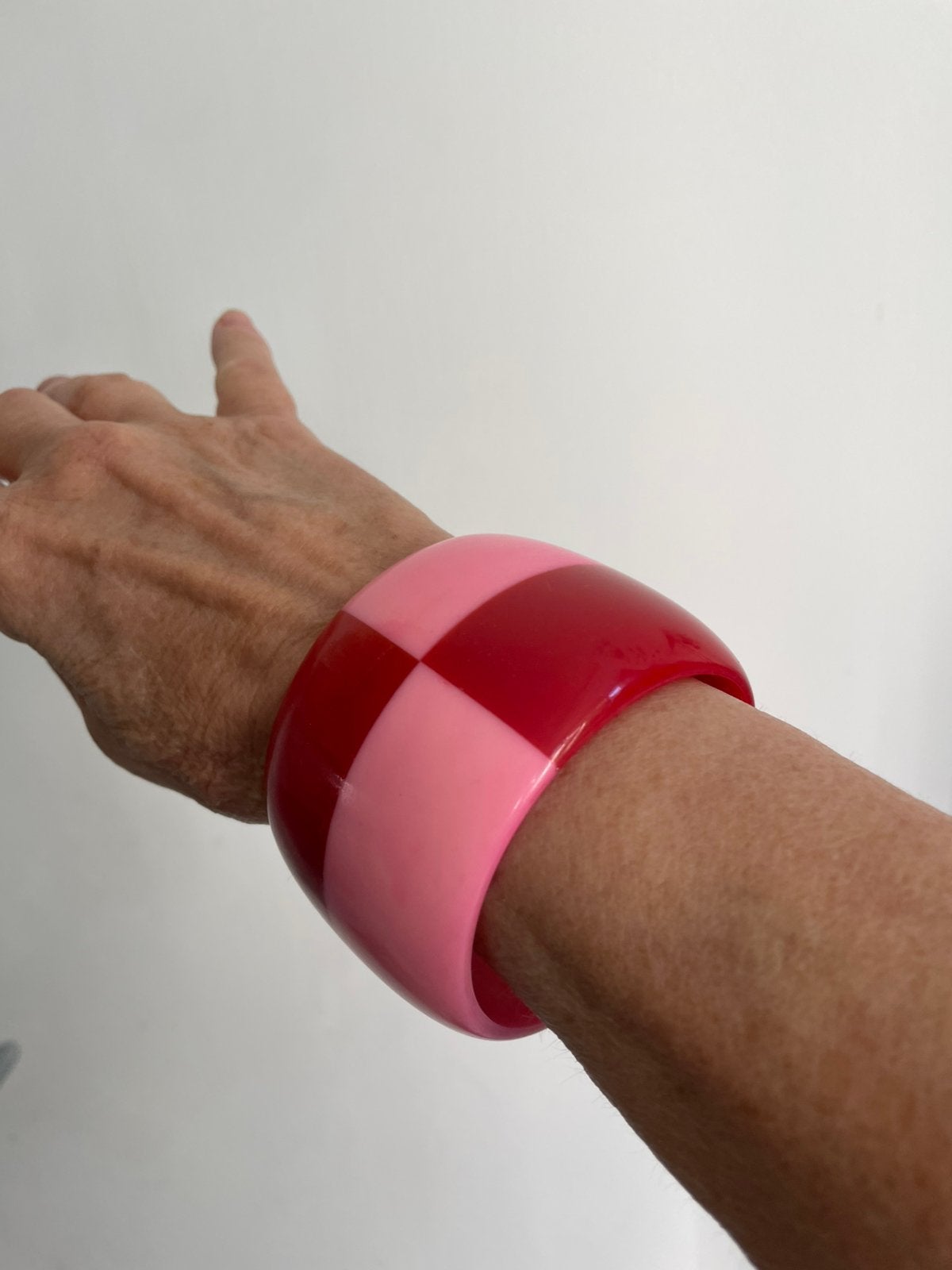 Brede Armband hars rood roze in heel mooie staat, Ophalen of Verzenden, Zo goed als nieuw, Rood