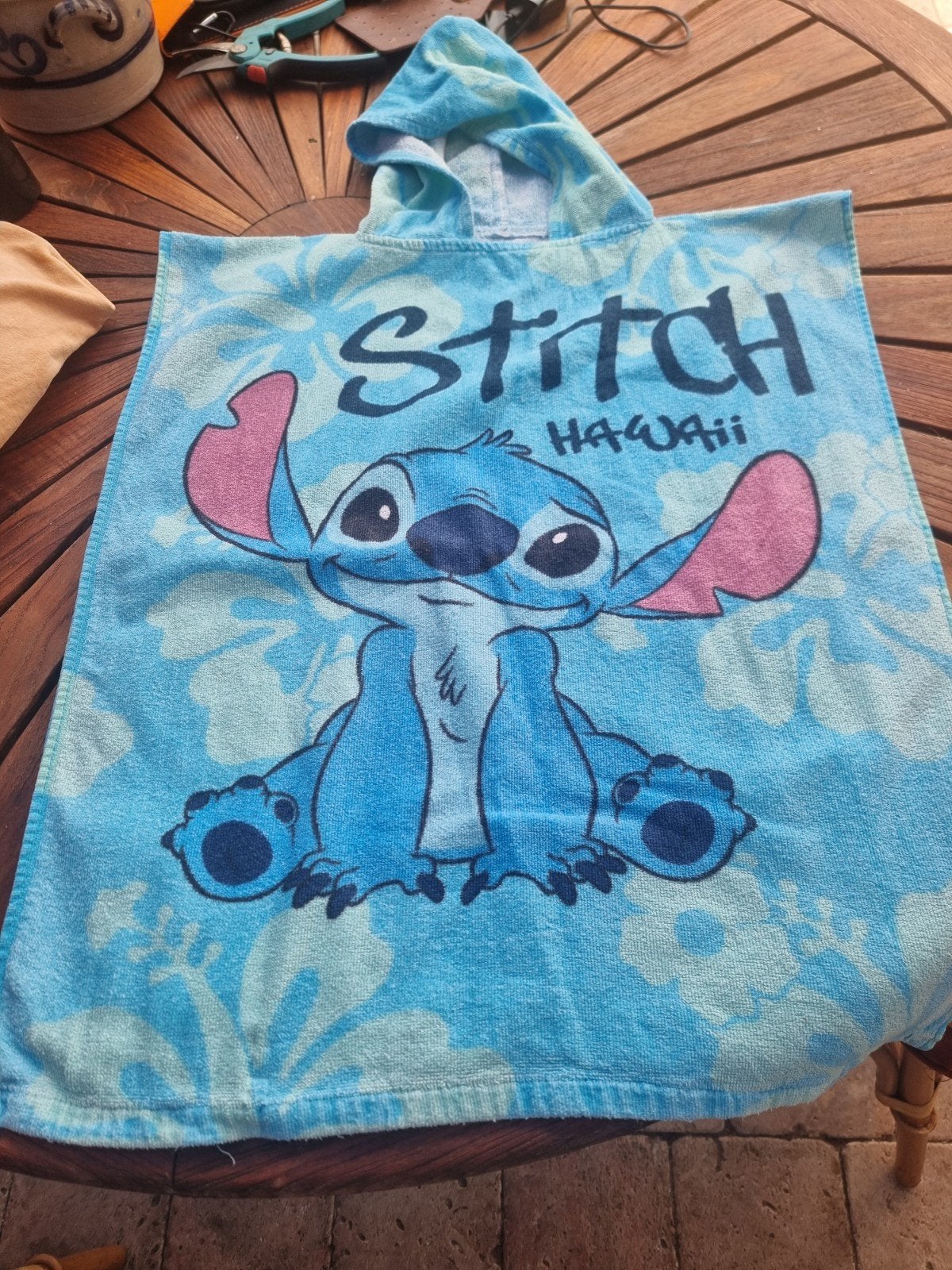 Stitch Hawaii cape. Voor na het zwemmen/ douchen- 65x55 cm, Ophalen of Verzenden, Gebruikt, Disney, Jongen of Meisje